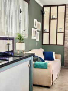a living room with a couch and a table at Quarto 4V Joinville Costa e Silva perto Centro in Joinville