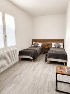 a white room with two beds and a window at Seicuori Padova - 2 Camere, 2 Bagni, Parcheggio in Padova