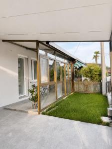 an internal view of a house with a patio and grass at Seicuori Padova - 2 Camere, 2 Bagni, Parcheggio in Padova