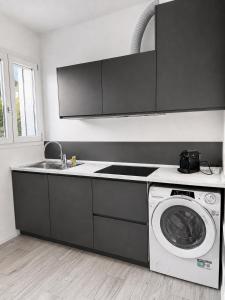 a kitchen with a washing machine and a sink at Seicuori Padova - 2 Camere, 2 Bagni, Parcheggio in Padova