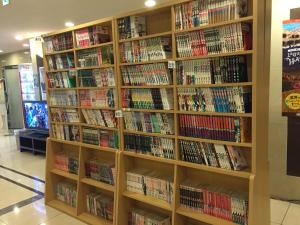 a book shelf filled with books in a store at Hotel Crown Hills Toyokawa in Toyokawa