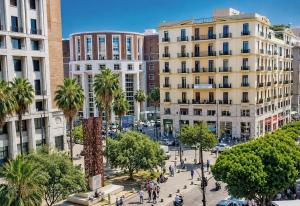 a city street with palm trees and buildings at Toledostop in Naples