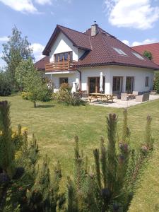 a white house with a yard with a yard at Mirabelka Mucharz in Mucharz