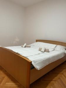 a large bed with white sheets and pillows on it at DAS Apartmani Bileća in Bileća