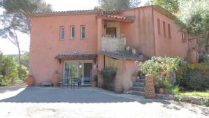 an orange house with a table and a patio at Villa Studio Cosy Hauteur Vallauris L'Atelier in Vallauris