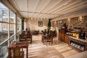 a room with a dining room with tables and chairs at PALMYRA BOUTIQUE HOTEL in Urfa
