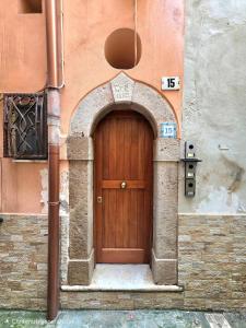 a wooden door on the side of a building at Il Silenzio del Mare in Gaeta
