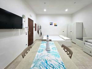 a dining room with a table and chairs and a bed at Il Silenzio del Mare in Gaeta