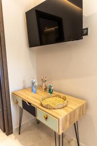 a table with two cats figurines on top of it at Aroma Zia Residences 2 in Lagoúdi Zía