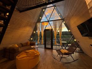ein Wohnzimmer mit Sofa und Sessel in der Unterkunft Space Trip Hotel in Artavaz