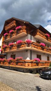 a building with flower boxes on the side of it at Willa Alpejska - basen, jacuzzi e-rowery w cenie przy min 2 nocach in Wisła