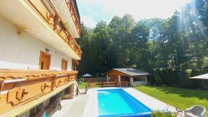 a swimming pool in the backyard of a house at Willa Alpejska - basen, jacuzzi e-rowery w cenie przy min 2 nocach in Wisła