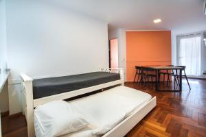 a bedroom with a bunk bed and a table at Lofty Departamentos Temporarios in Córdoba