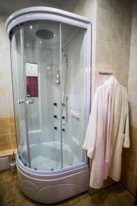 ヤクーツクにあるAlmaz Hotelのバスルーム(ガラスドア付きのシャワー付)