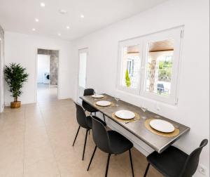 ein Esszimmer mit Tisch und Stühlen in der Unterkunft PineHills in Torres Vedras