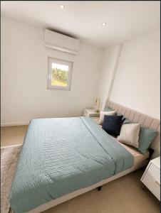 ein Schlafzimmer mit einem großen Bett und einem Fenster in der Unterkunft PineHills in Torres Vedras
