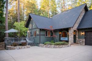 a green house with a gambrel roof at Flatlanders Retreat in Twain Harte
