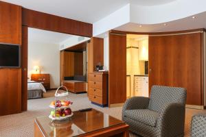 ein Wohnzimmer mit Sofa, Sessel und Tisch in der Unterkunft Le Royal Hotels & Resorts Luxembourg in Luxemburg (Stadt)