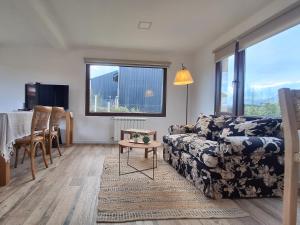 a living room with a couch and a table at Jardín de Estepa in Dina Huapi