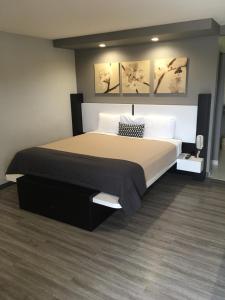 Кровать или кровати в номере Crystal Inn