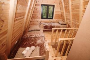 an overhead view of a log cabin with two beds at Ujcevina Apartments in Donje Morakovo