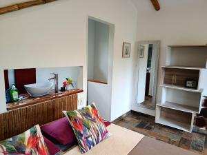 a living room with a couch and a sink at Baliyana Lodge in San José Pinilla