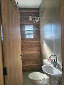 a bathroom with a toilet and a sink at Apartamento Próximo ao UNASP in Engenheiro Coelho
