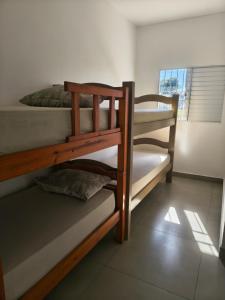 a group of bunk beds in a room at Apartamento Próximo ao UNASP in Engenheiro Coelho