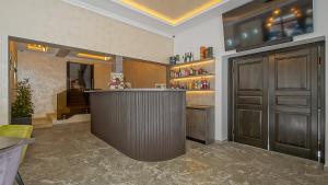 a kitchen with a bar in a room at Sub Cetate in Râşnov