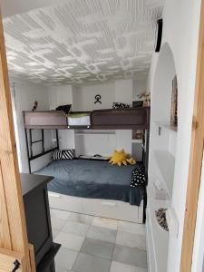 a small room with two bunk beds in it at Reka Casa in Mojácar