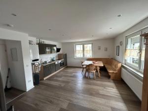 a living room with a table and a kitchen at Monteur-Ferienwohnung Julianna in Bad Staffelstein in Bad Staffelstein