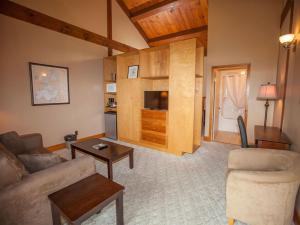 ein Wohnzimmer mit einem Sofa und einem Tisch in der Unterkunft Timberland Inn in Kenora