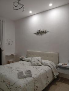 a bedroom with a bed with two towels on it at Oasi nel cuore di Noto in Noto