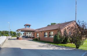 een gebouw met een klokkentoren erop bij Motel 6-Waterloo, IA - Crossroads Mall - Cedar Falls in Waterloo