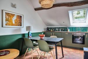 a kitchen with a table and chairs in a room at Appartement Houdan centre-ville in Houdan