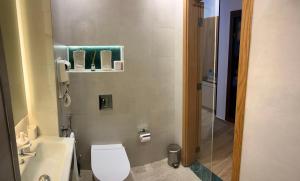 ein Badezimmer mit Toilette, Waschbecken und Dusche in der Unterkunft Tanger Miramonte - Resort Seaside Suites & Double Rooms in Tangier
