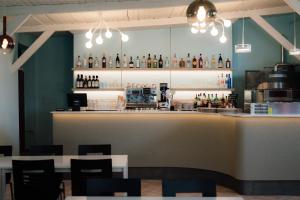 a bar in a restaurant with tables and chairs at Villenpark Sanghen in Manerba del Garda