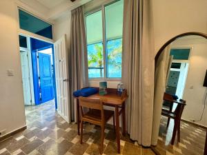 a dining room with a table and a large window at Verdaad Mansion in La Libertad