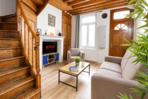 a living room with a couch and a table at Le Triplex Confort I Parking gratuit I Centre Amiens in Amiens