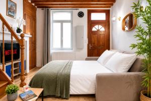 a bedroom with a bed and a couch at Le Triplex Confort I Parking gratuit I Centre Amiens in Amiens