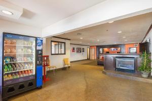 - un fast-food avec une machine à soda dans le hall dans l'établissement Motel 6-Waterloo, IA - Crossroads Mall - Cedar Falls, à Waterloo