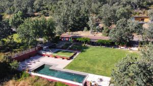 an aerial view of a house with a swimming pool at Landscape Villas - El Escondite De Pedro Malillo in Candeleda