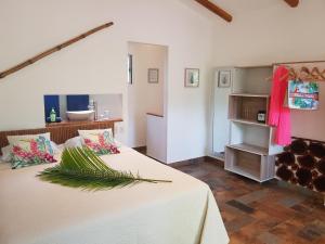 a bedroom with two beds and a bathroom with a sink at Baliyana Lodge in San José Pinilla