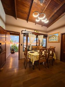 a dining room with a table and chairs at Hostal Marias in Copán Ruinas