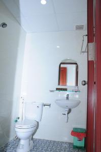 een badkamer met een toilet en een wastafel bij Gia Huy Guesthouse in Da Nang