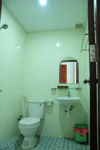 y baño con aseo y lavamanos. en Gia Huy Guesthouse, en Da Nang