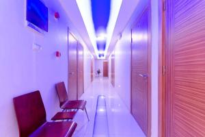 un couloir d'un hôpital avec deux chaises dans un couloir dans l'établissement Agora Park Hotel, à Izmir