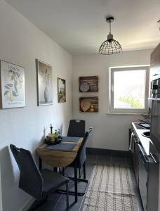 eine Küche mit Tisch und Stühlen in einem Zimmer in der Unterkunft Türglück in Marl