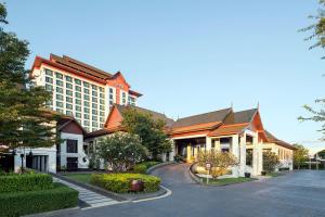 坤敬Avani Khon Kaen Hotel & Convention Centre的前面有街道的建筑