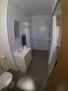 Kúpeľňa v ubytovaní Opotiki Holiday Park